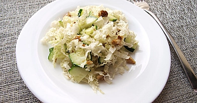Žaliavalgiškos kiniško kopūsto ir agurkų salotos