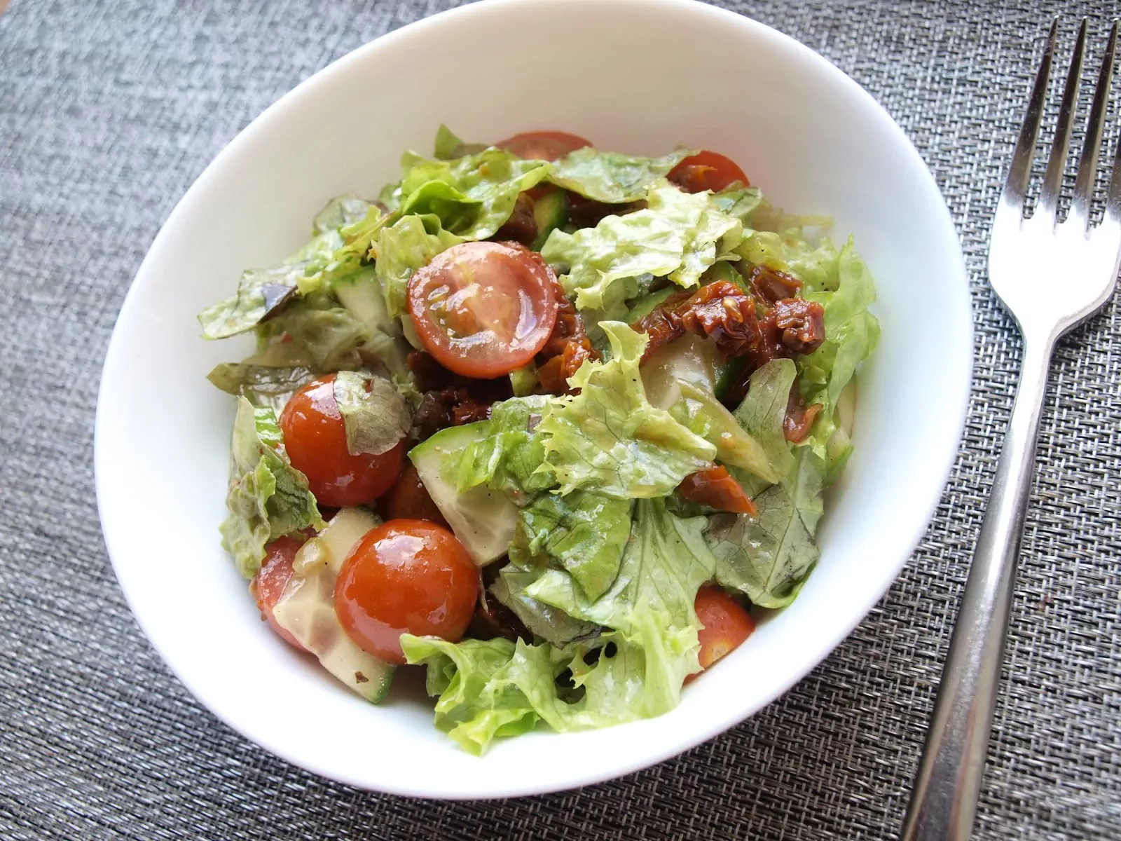 Žaliavalgiškos salotos su džiovintais pomidorais ir citrininiu medaus / alyvuogių aliejaus padažu