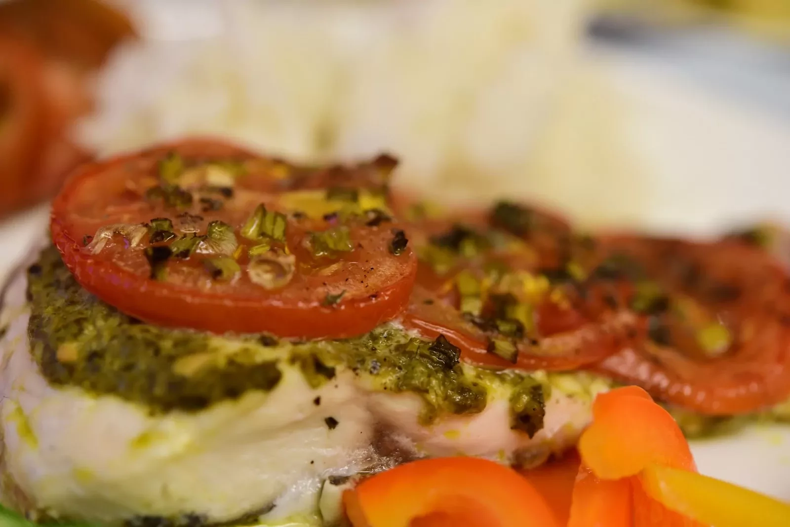 Žuvis: Amūras su pesto ir pomidorais, kepta orkaitėje