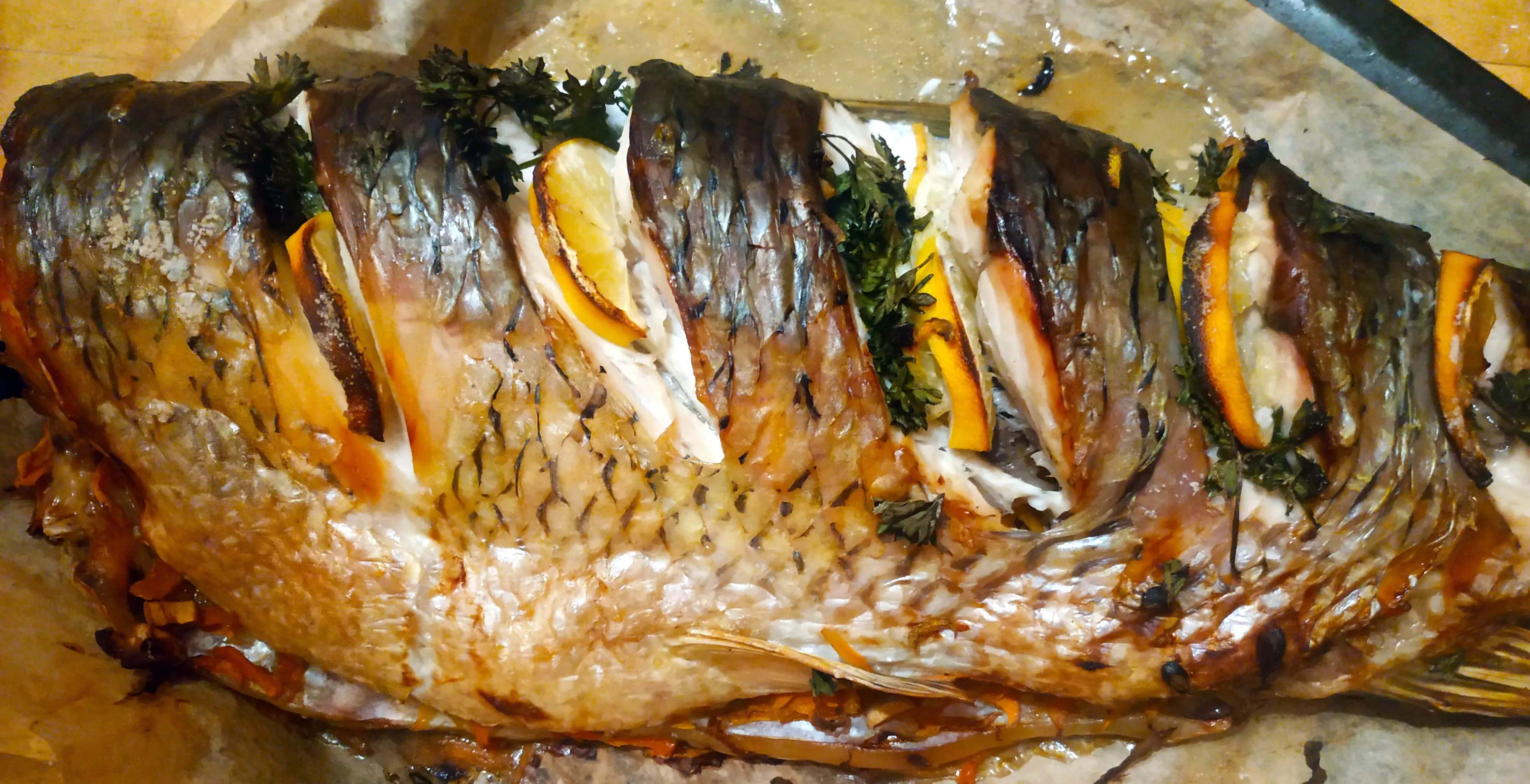Morkomis įdarytas amūras - žuvis kepta orkaitėje