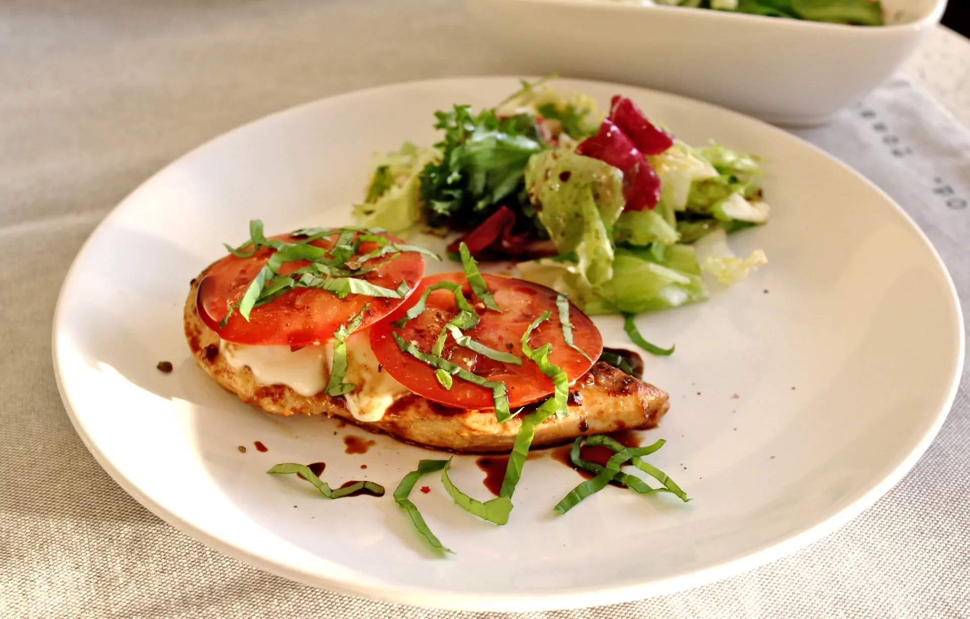 Caprese Chicken - Vištiena su mocarela, pomidorais ir baziliku