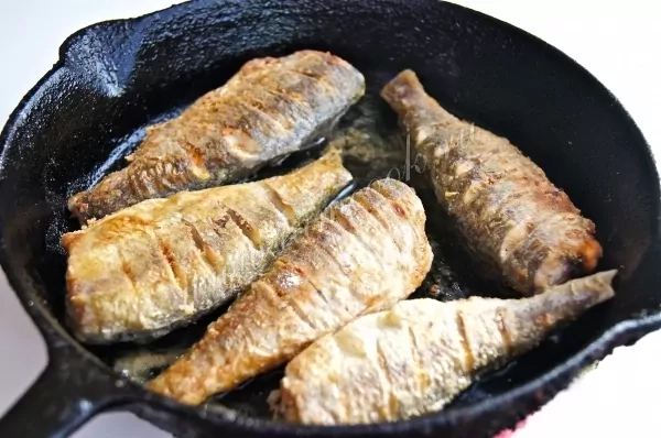 Žuvis: Keptuvėje keptos kuojos su migdolų padažu
