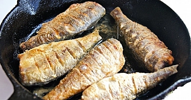 Žuvis: Keptuvėje keptos kuojos su migdolų padažu