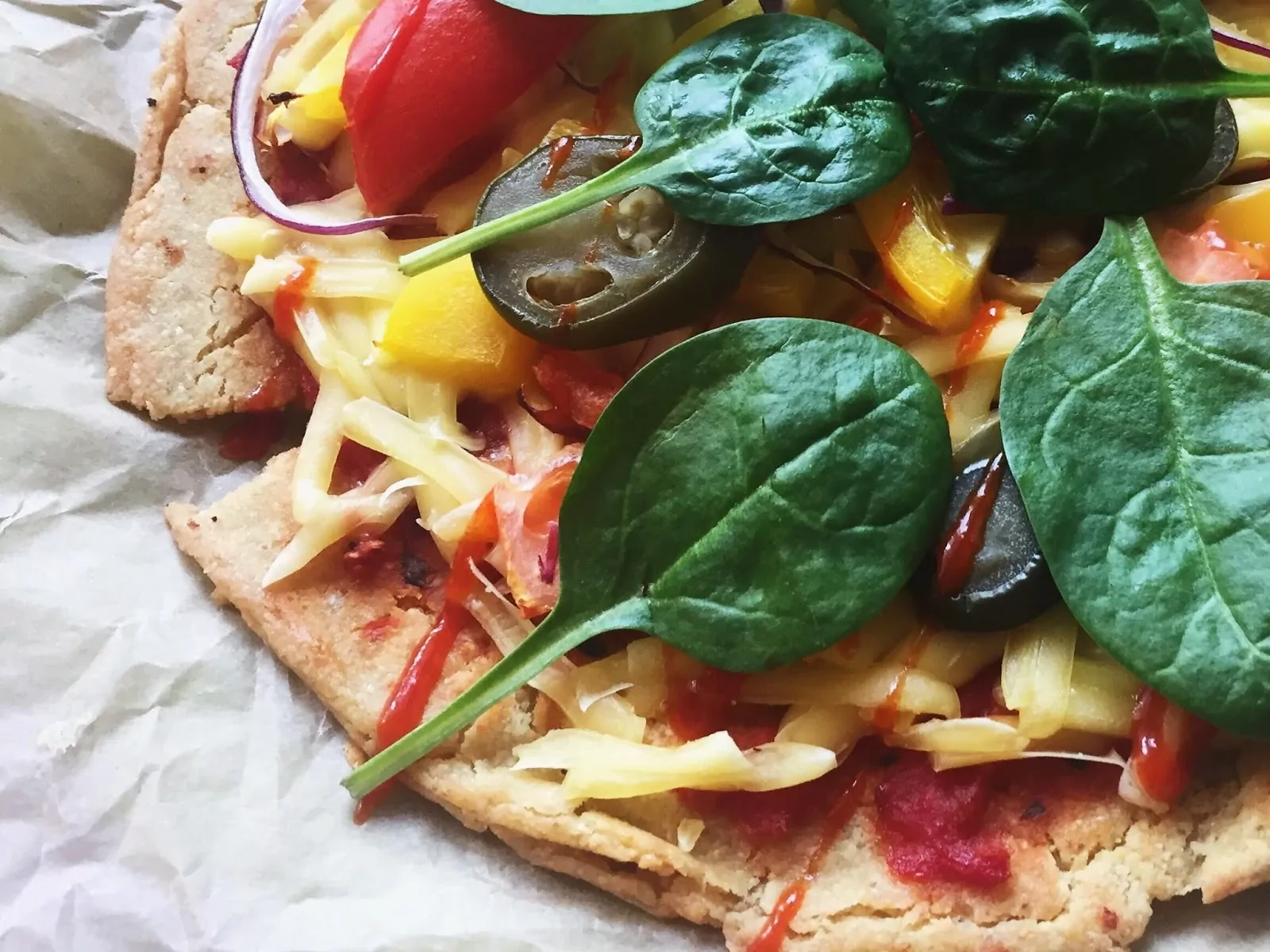 Avinžirnių miltų veganiška pica be gliuteno su tobulu picos padažu