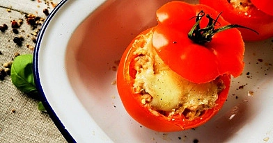 Tunu įdaryti pomidorai su sūriu, kepti orkaitėje