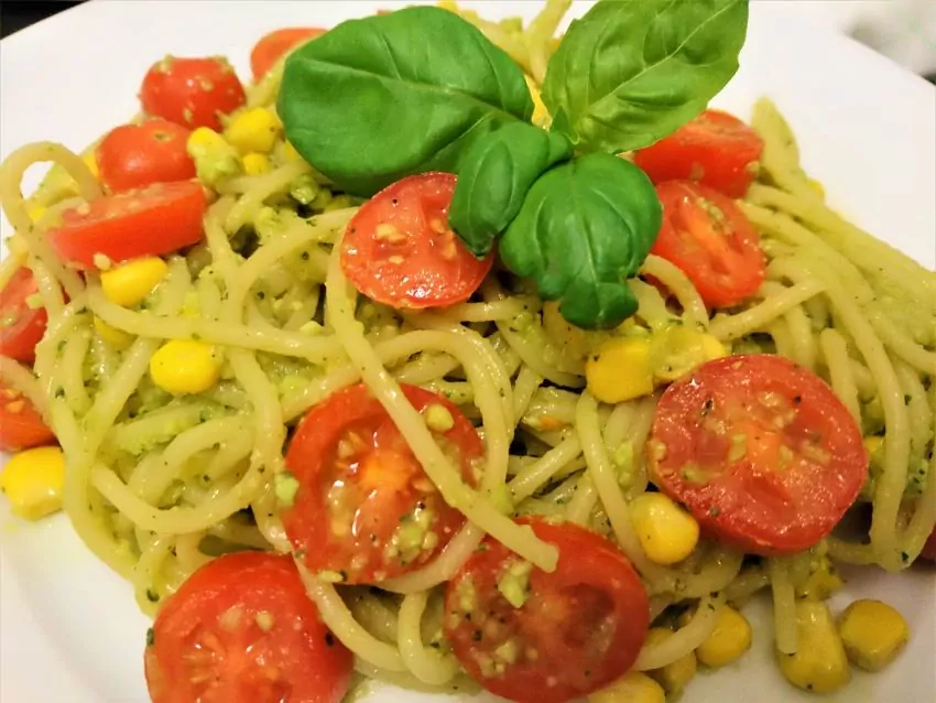 Veganiški spagečiai su avokadų padažu ir konservuotais kukurūzais