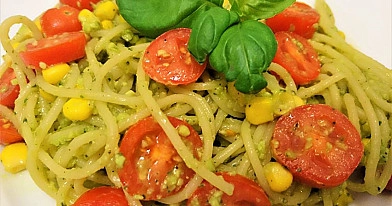 Veganiški spagečiai su avokadų padažu ir konservuotais kukurūzais