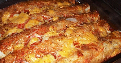 Enchiladas / Enchilados su vištiena - įdarytos, su padažu apkeptos tortilijos