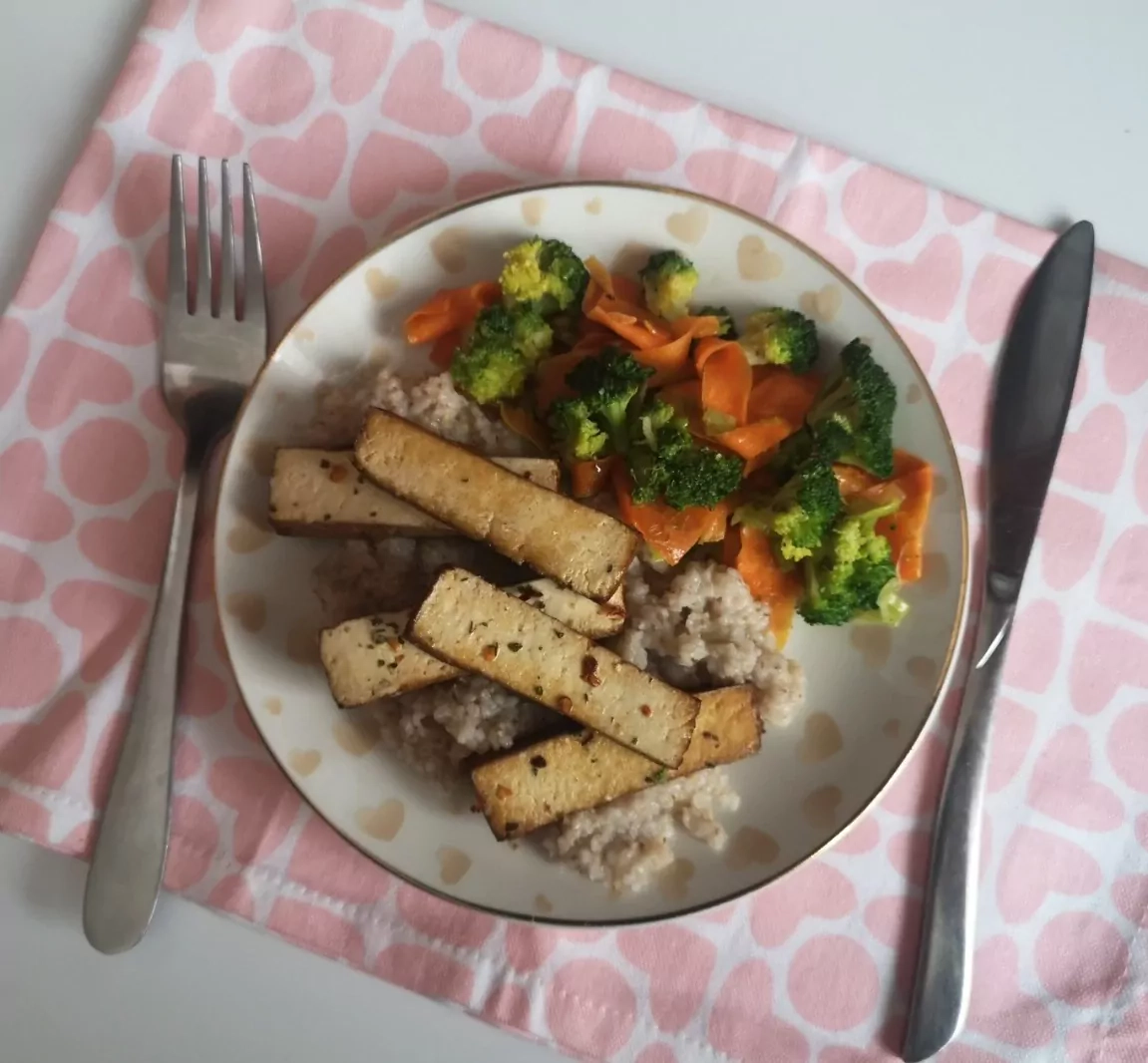 Marinuotas tofu su brokoliais, morkomis, porais ir miežine koše (veganiškas patiekalas)