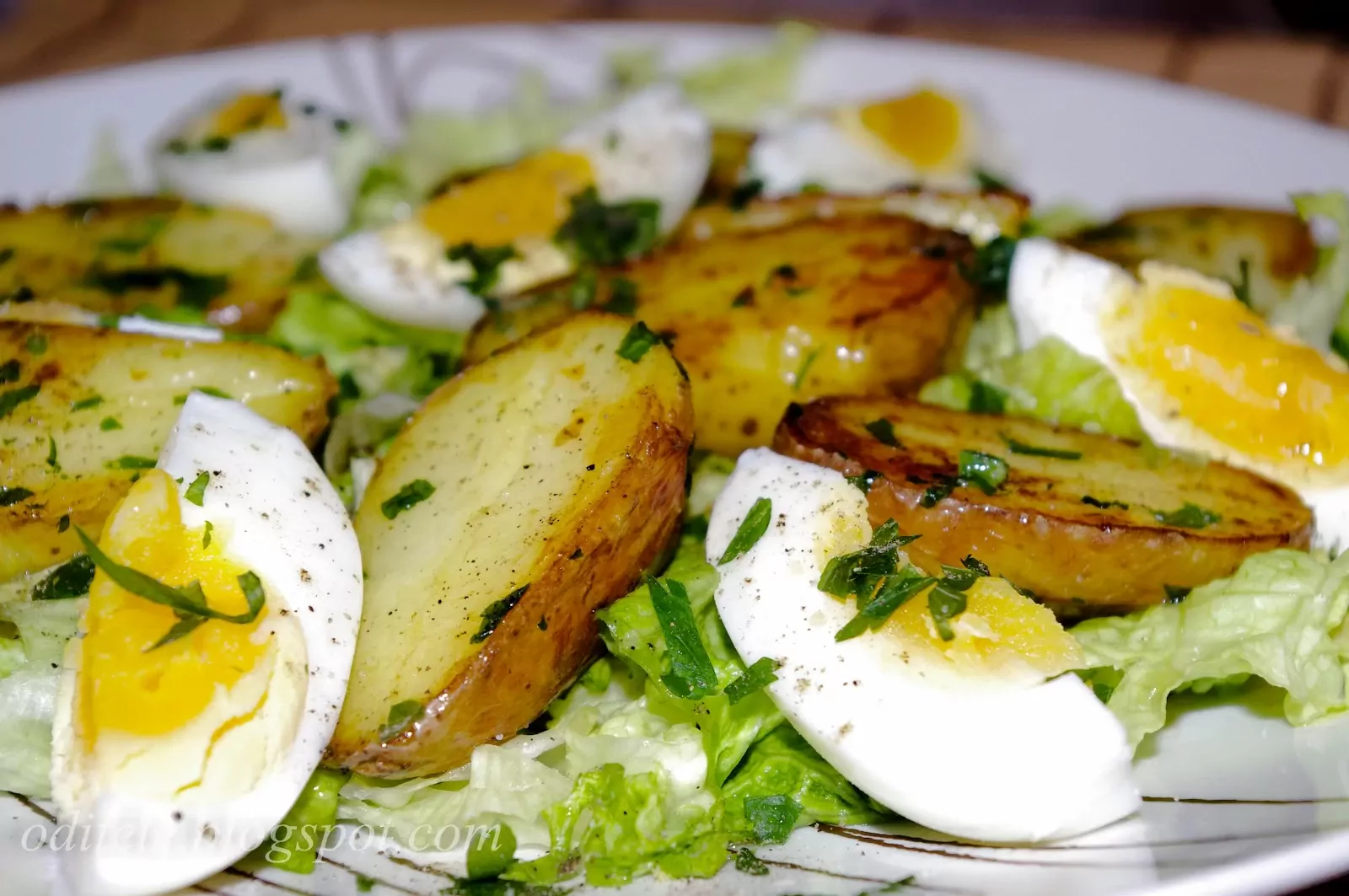 Sočios salotos su virtais kiaušiniais ir keptomis bulvėmis