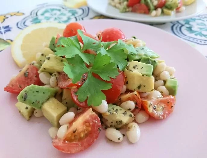 Sočios veganiškos baltųjų pupelių, avokadų ir pomidorų salotos
