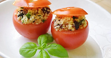 Vegetariški įdaryti pomidorai su gardintu kuskusu ir razinomis