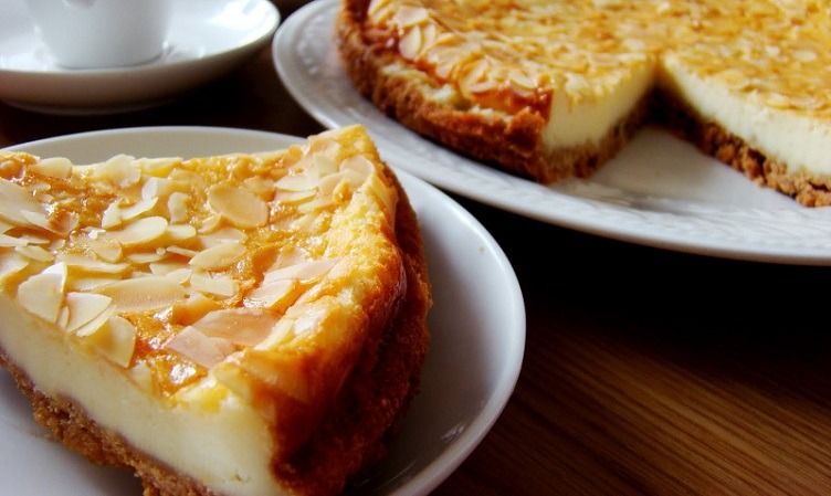 Maskarponės sūrio pyragas su migdolų plutele