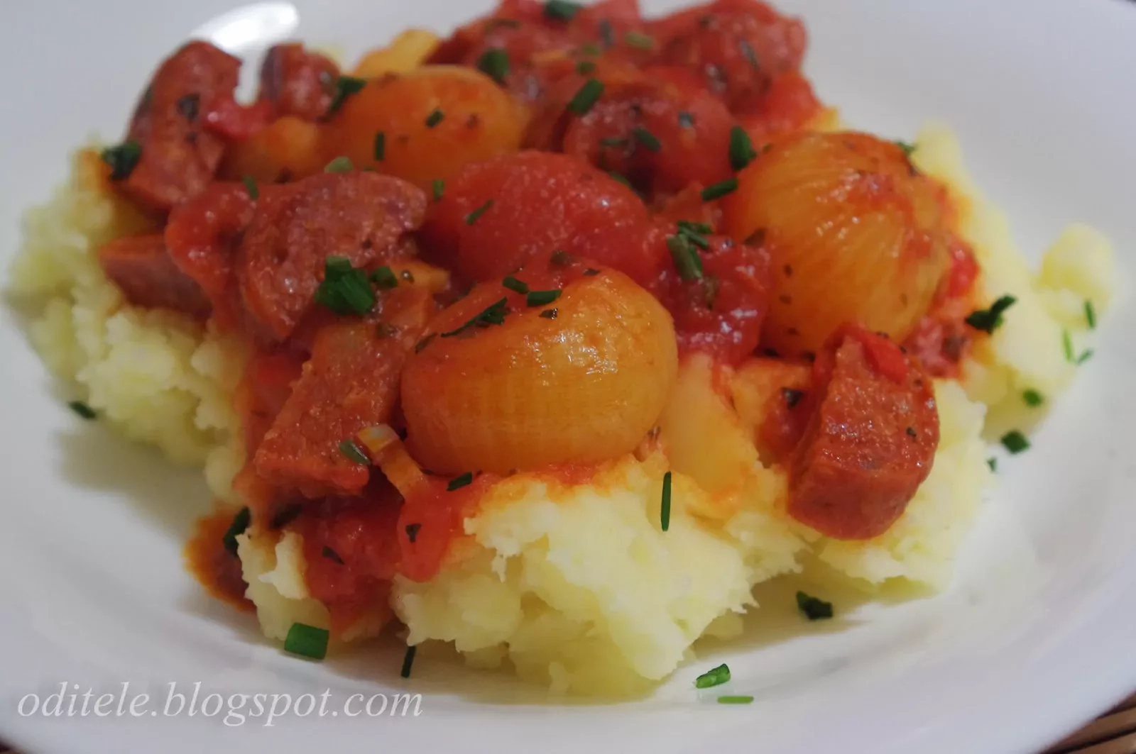 Chorizo dešros ir svogūnų troškinys su konservuotais pomidorais