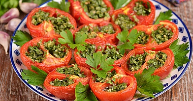 Orkaitėje kepti pomidorai įdaryti parmezanu, česnakais ir petražolėmis
