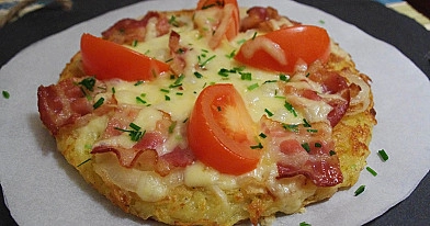 Bulvinė pica su kiaulienos šonine, svogūnais, pomidorais ir sūriu