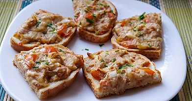 Orkaitėje kepti karšti sumuštiniai su tunu, ančiuviais ir sūriu