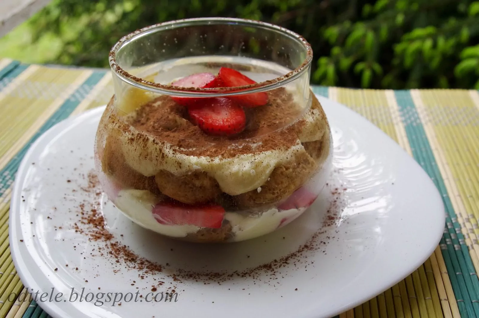 Tiramisu su damų piršteliais, baltu šokoladu, maskarpone ir braškėmis