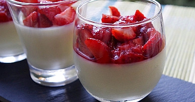 Želė desertas su braškėmis ir grietinėle Panna Cotta