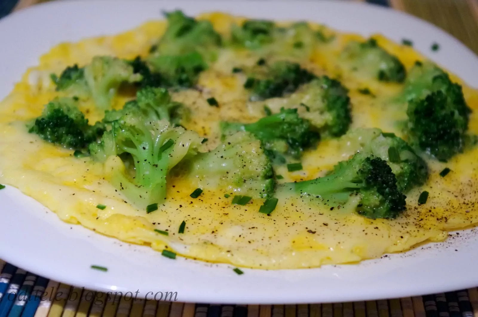 Keptuvėje keptas vegetariškas omletas su brokoliais ir sūriu