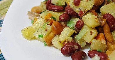 Bulvių salotos su marinuotais grybais ir konservuotomis pupelėmis