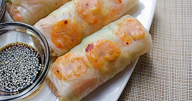 Spring rolls suktinukai (ryžių lapeliai) su krevetėmis ir noodles makaronais