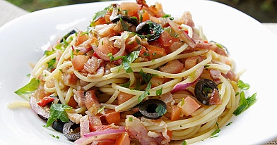 Makaronai - spagečiai su ančiuviais, pomidorais ir šonine