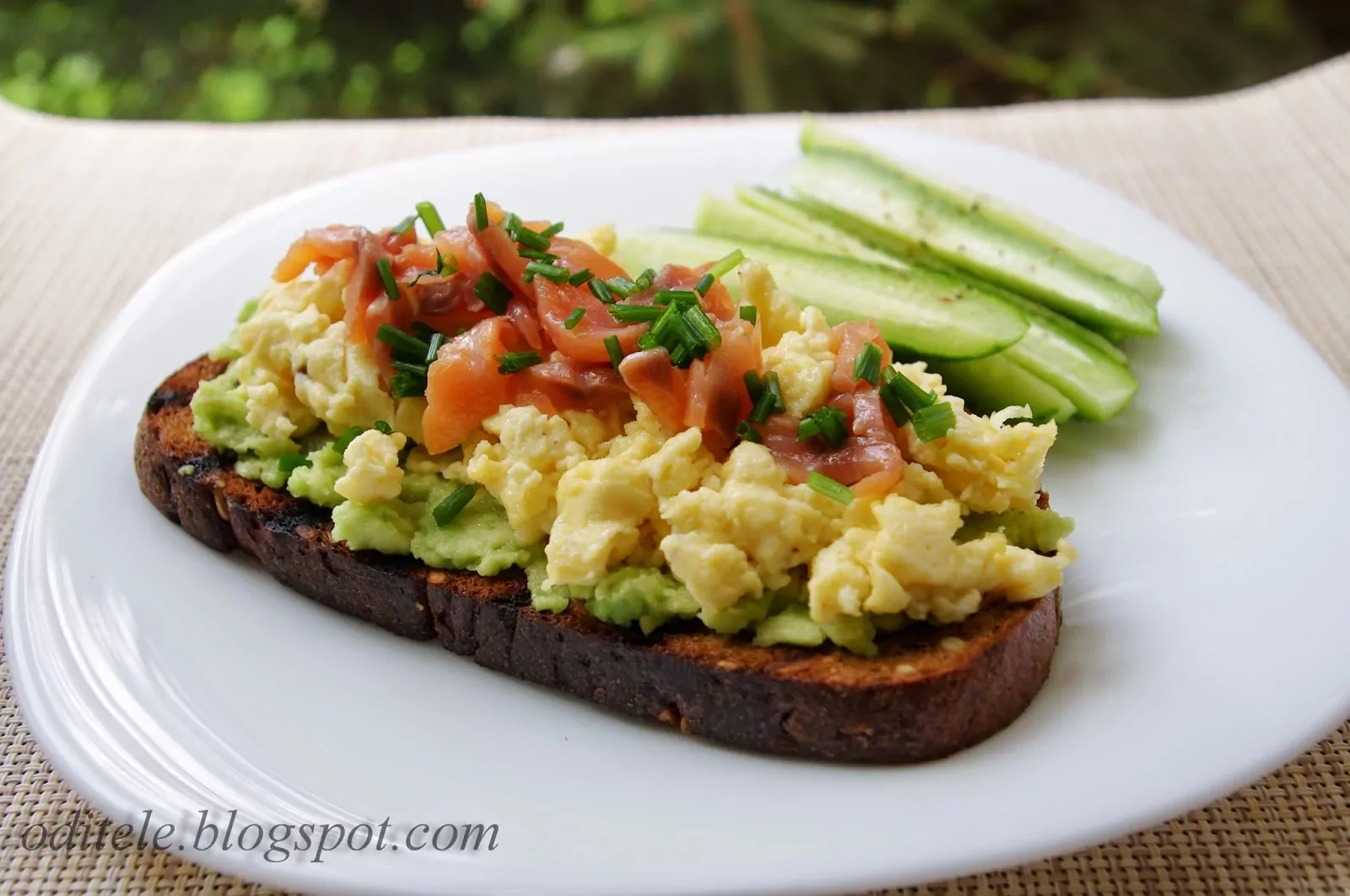 Pusryčių sumuštinis - skrebutis su trintu avokadu, plaktais kiaušiniais ir rūkyta lašiša