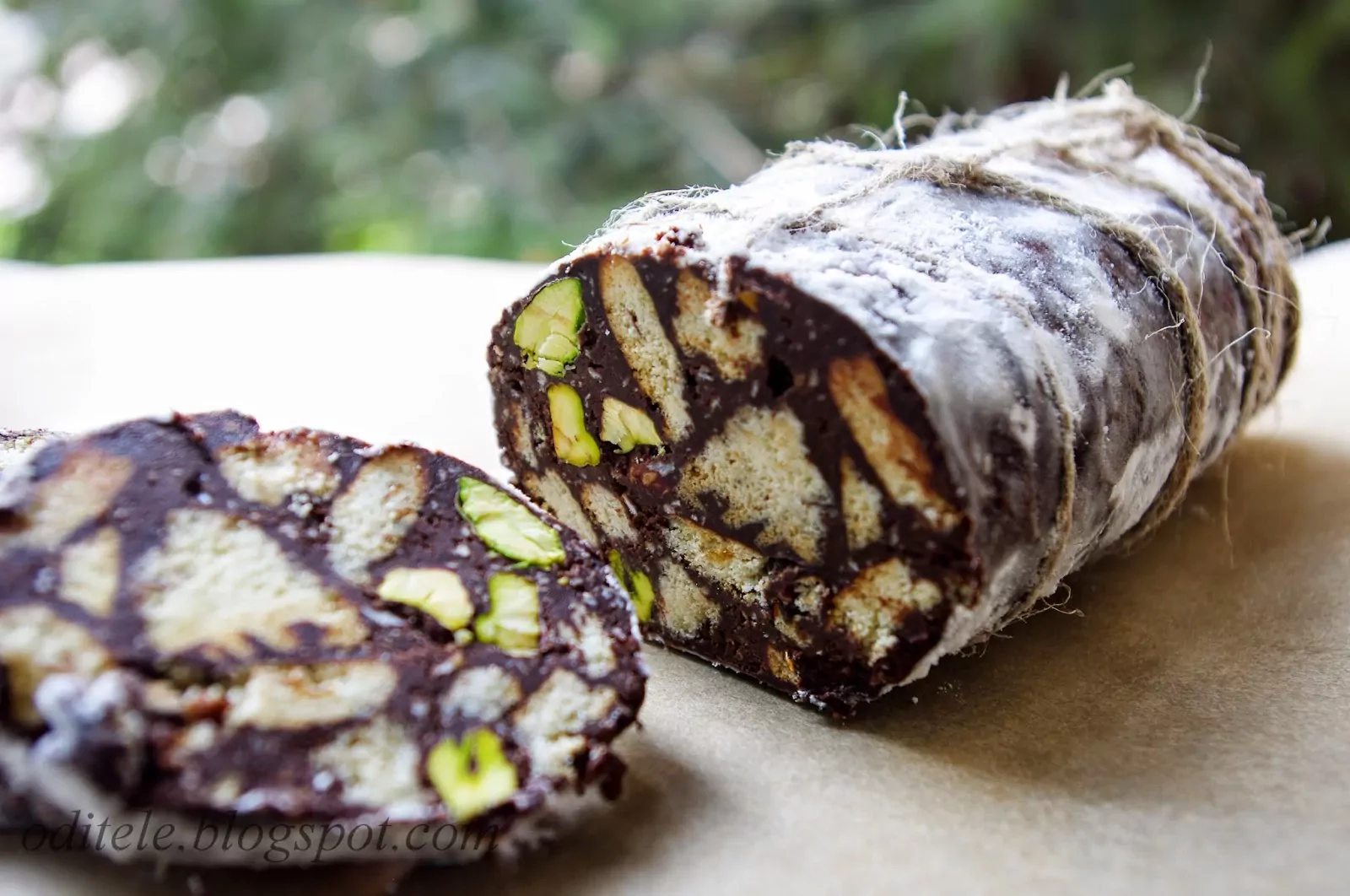 Saldus desertinis vyniotinis: Šokoladinis "Saliamis" su pistacijomis
