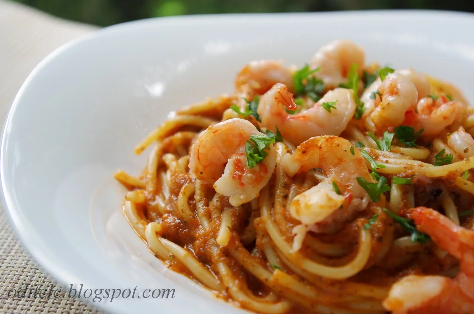 Makaronai - spagečiai su naminiu pomidorų padažu ir krevetėmis