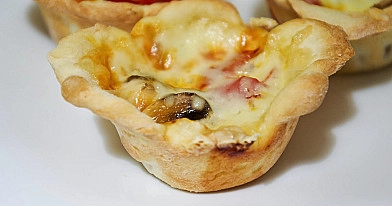 Fokus mini picos su rūkyta dešra, pievagrybiais ir sūriu, keksiukų formelėse