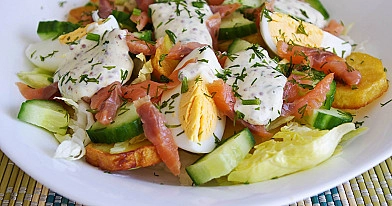 Bulvių ir rūkytos lašišos salotos su kiaušiniais bei agurkais