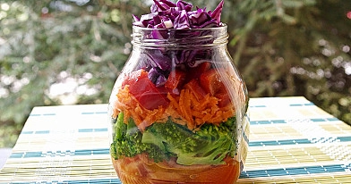 Spalvingos daržovių salotos su baltojo vyno acto padažu (salotos stiklainėlyje)
