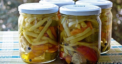 Marinuotų daržovių assorti žiemai iš paprikų, agurkų, morkų ir žiedinio kopūsto