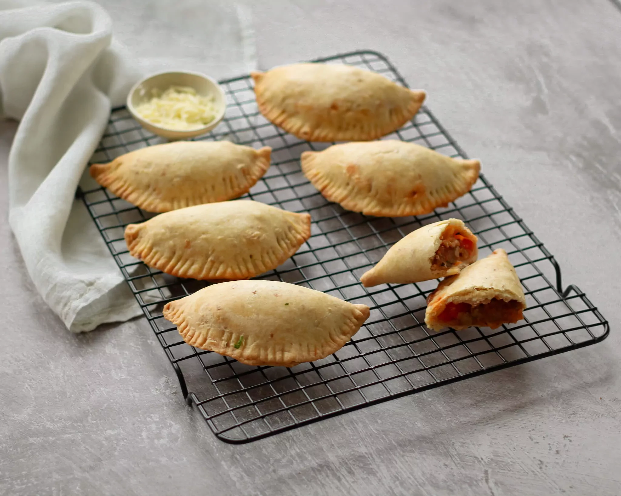 Vegetariški pyragėliai Empanadas su daržovių ir sūrio įdaru orkaitėje