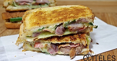 Keptuvėje kepti karšti sumuštiniai su antiena arba vištiena ir šonine