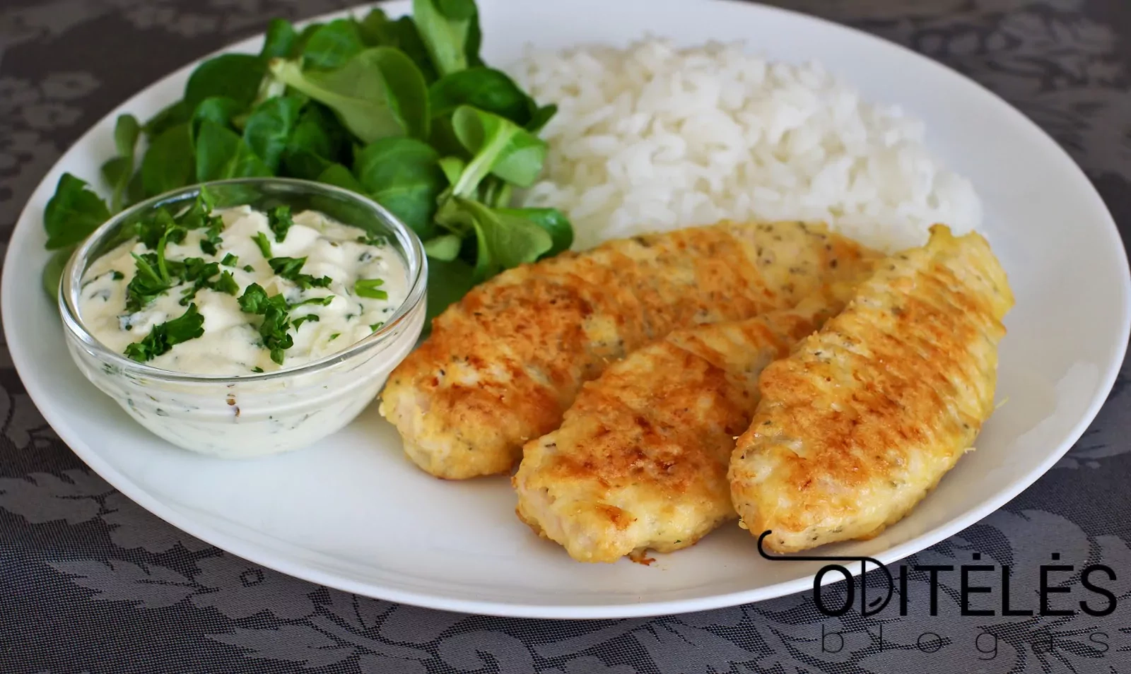 Orkaitėje kepta vištienos filė su parmezano sūriu ir grietinės padažu