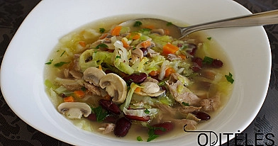 Antienos sriuba su daržovėmis, kopūstais, pievagrybiais ir pupelėmis