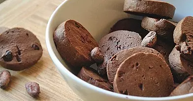 Kakaviniai sausainiai su kakavos pupelėmis