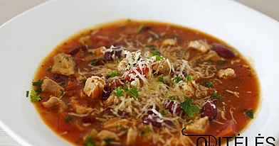 Konservuotų pomidorų ir kalakutienos sriuba su pupelėmis ir sūriu