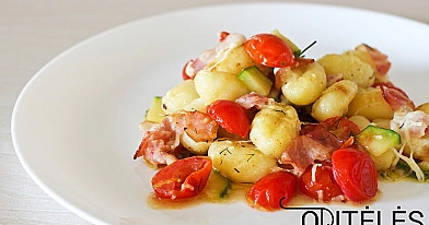 Bulvių virtinukai su mocarelos sūriu, kiaulienos šonine ir vyšniniais pomidorais