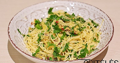 Vegetariški spagečiai su keptais česnakais ir parmezano sūriu