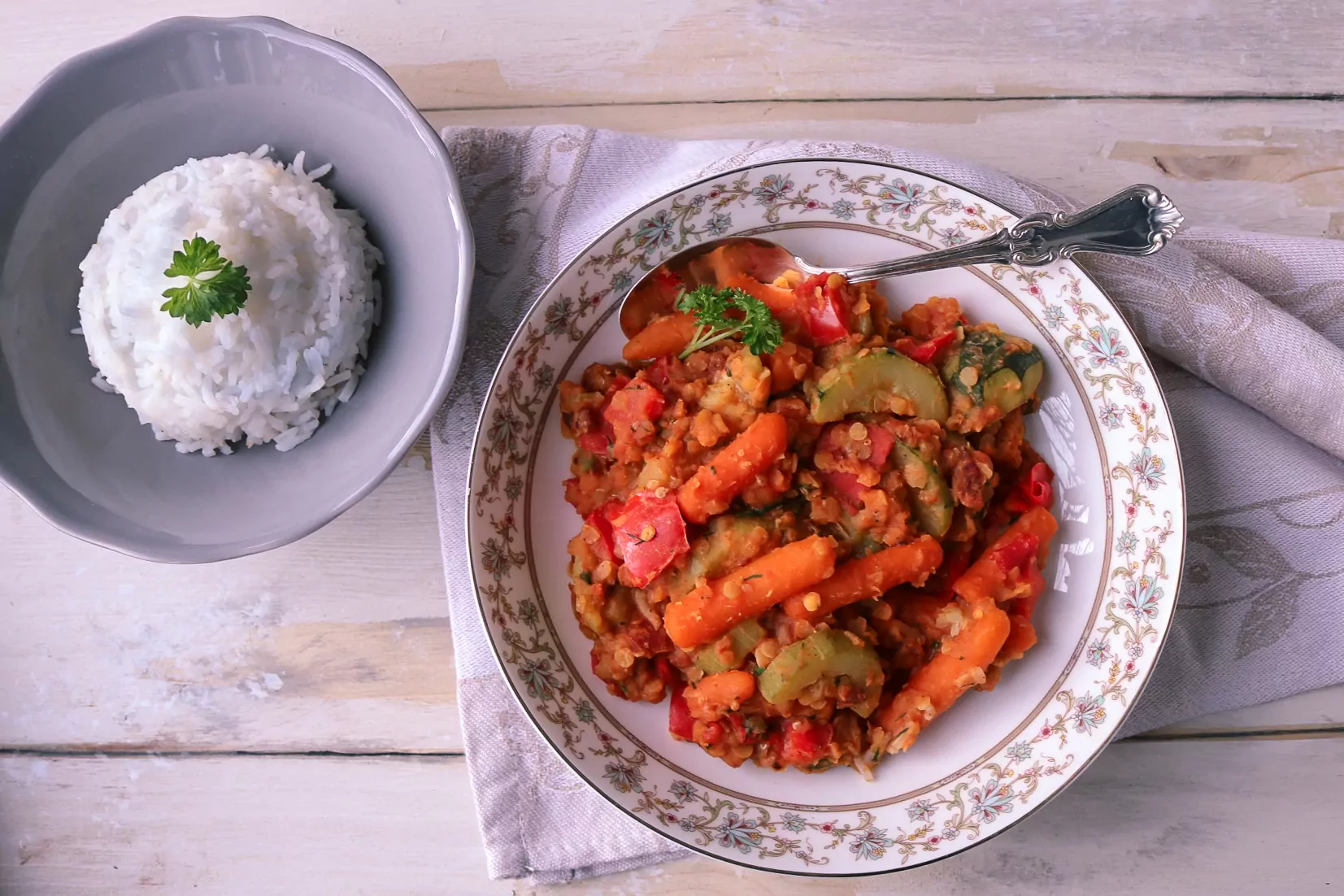 Veganiškas daržovių ir raudonųjų lęšių troškinys