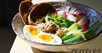 Sveikos salotos su tunu, virtais kiaušiniais, agurkais ir ridikėliais