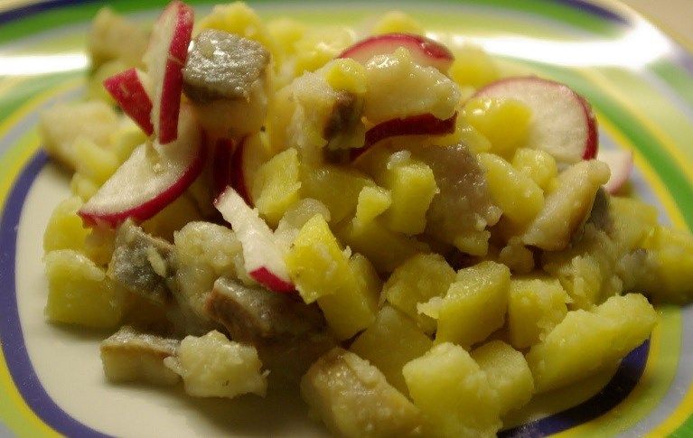 Sūdytos silkės salotos su virtomis bulvėmis, ridikėliais, česnaku ir majonezu