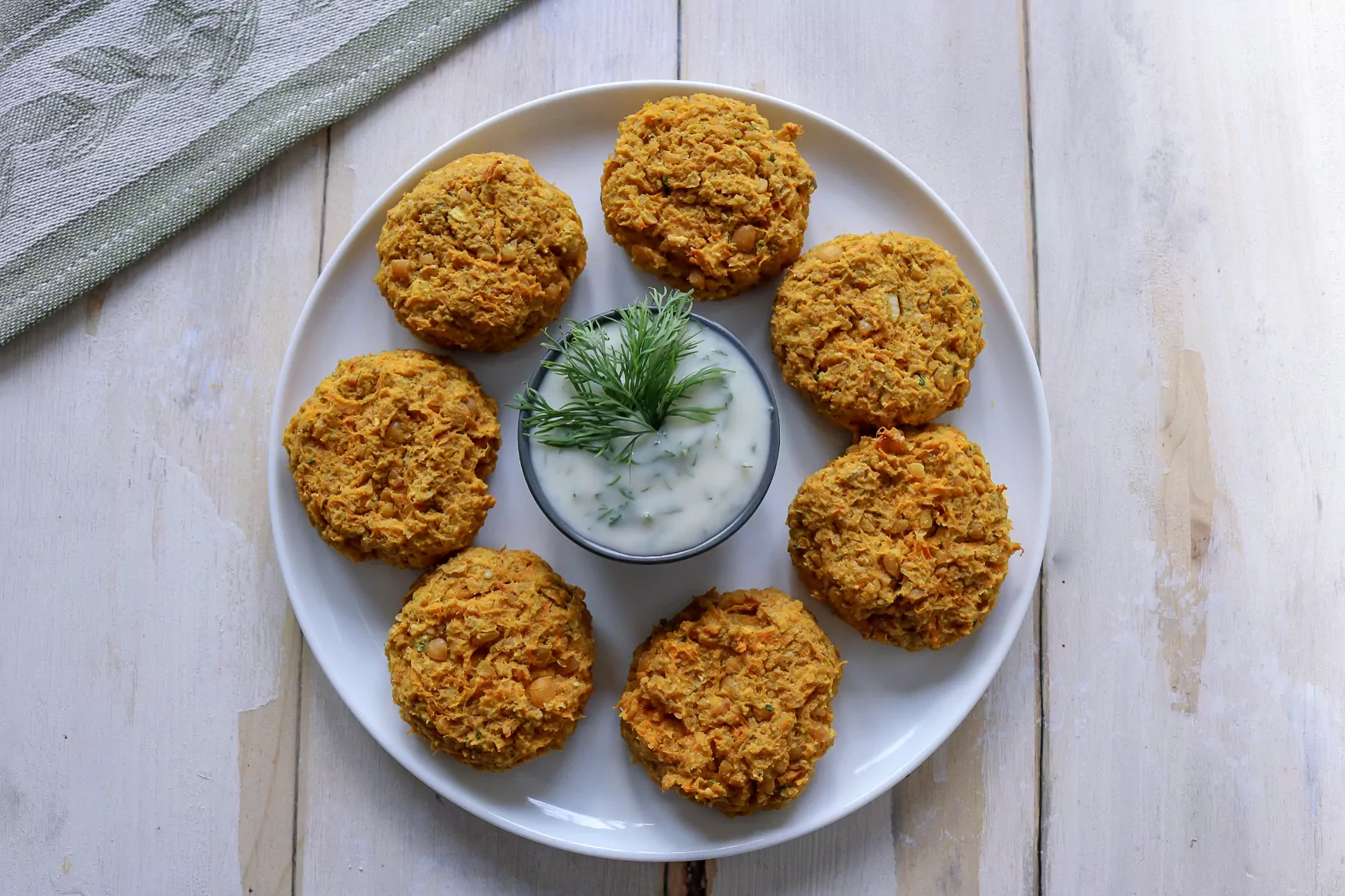 Orkaitėje kepti morkų veganiški falafeliai iš avinžirnių su jogurtiniu padažu