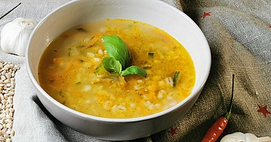 Aštri perlinių kruopų sriuba su agurkais