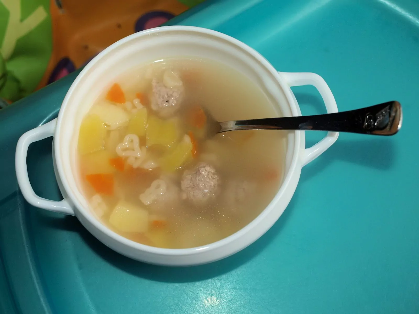 Makaronų sriuba su mėsos kukuliais, bulvėmis ir morkomis