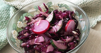 Greitai pagaminamos raudongūžio kopūsto salotos su ridikėliais