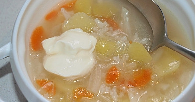 Skani šviežių kopūstų sriuba su šonkauliukais ir ryžiais pagal Beatą